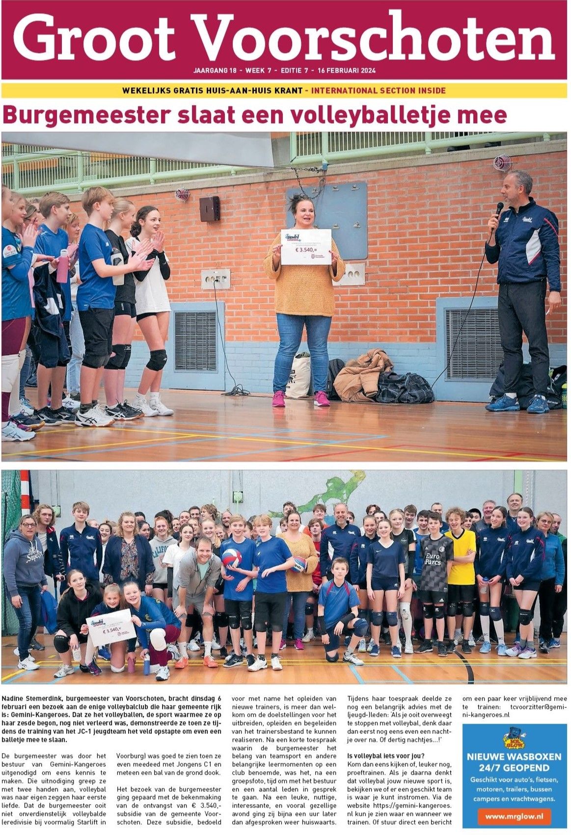 Burgemeester slaat een volleyballetje mee